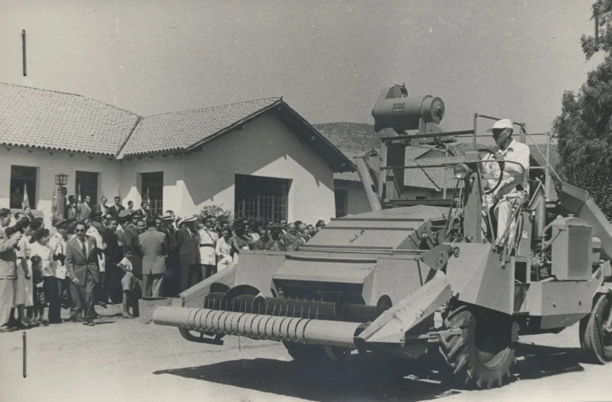 Donación IAPB con cosechadora y multitud en Calle Larga — Calle Larga — 1954 | Chile de Ayer