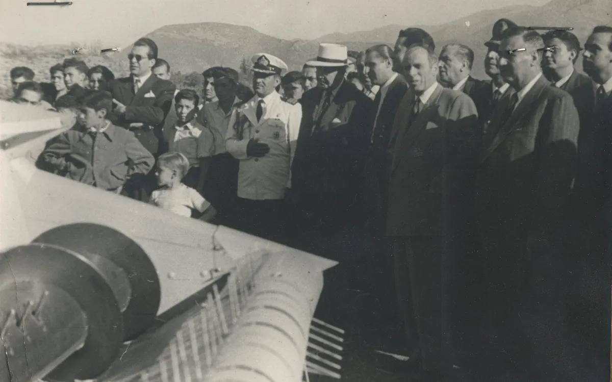 Inauguración maquinaria IAPB con autoridades y familias — Calle Larga — 1954 | Chile de Ayer