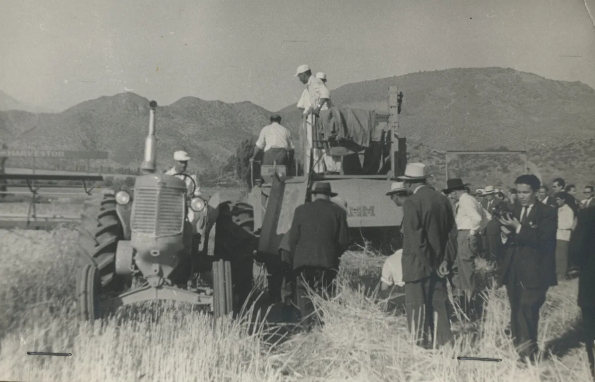 Donación IAPB con tractor y camión en Calle Larga — Calle Larga — 1954 | Chile de Ayer