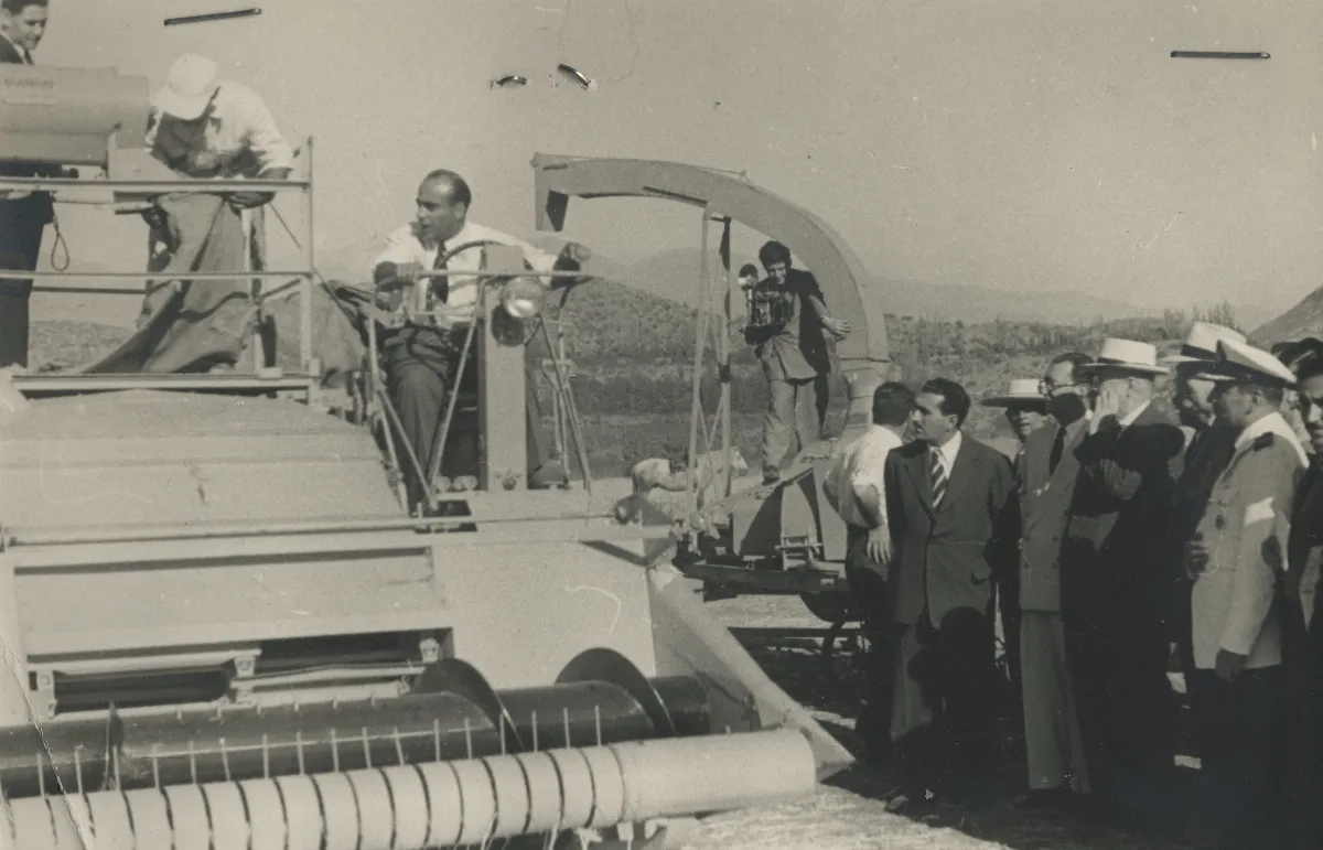 Desfile de autoridades y ceremonia de donacion de maquinaria agricola IAPB — Calle Larga — 1954 | Chile de Ayer