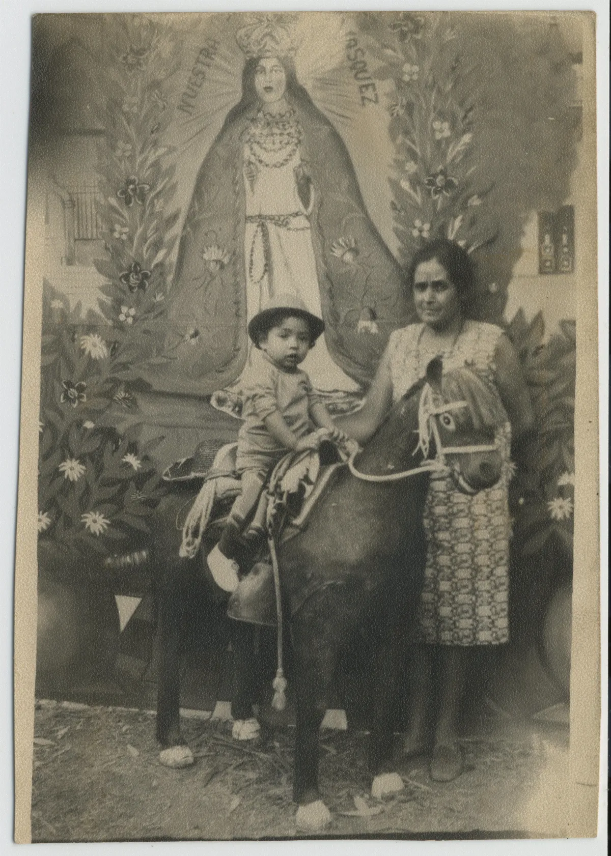 Abuela con su nieto — Calle Larga — 1971 | Chile de Ayer
