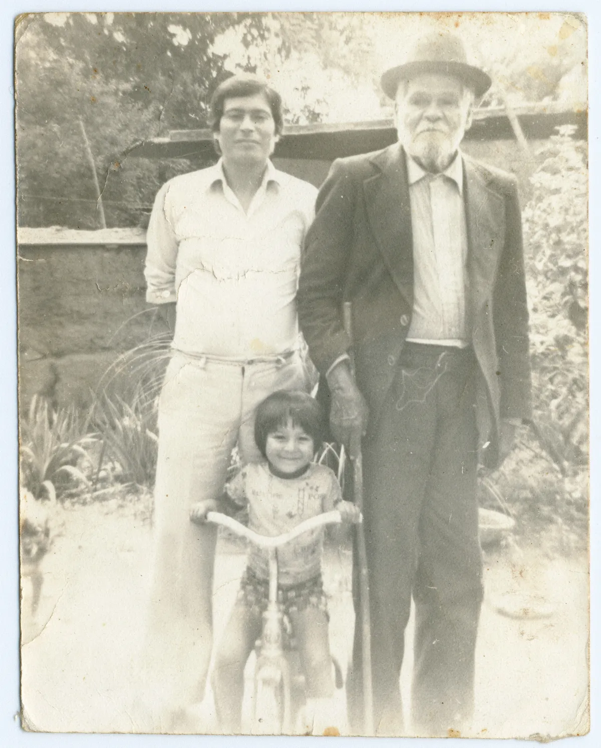Con el patriarca Luis Abuelo — Calle Larga — 1979 | Chile de Ayer