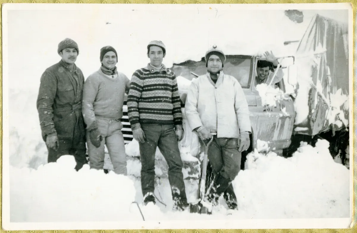 Trabajadores en la nieve — aprox. 1960 | Chile de Ayer