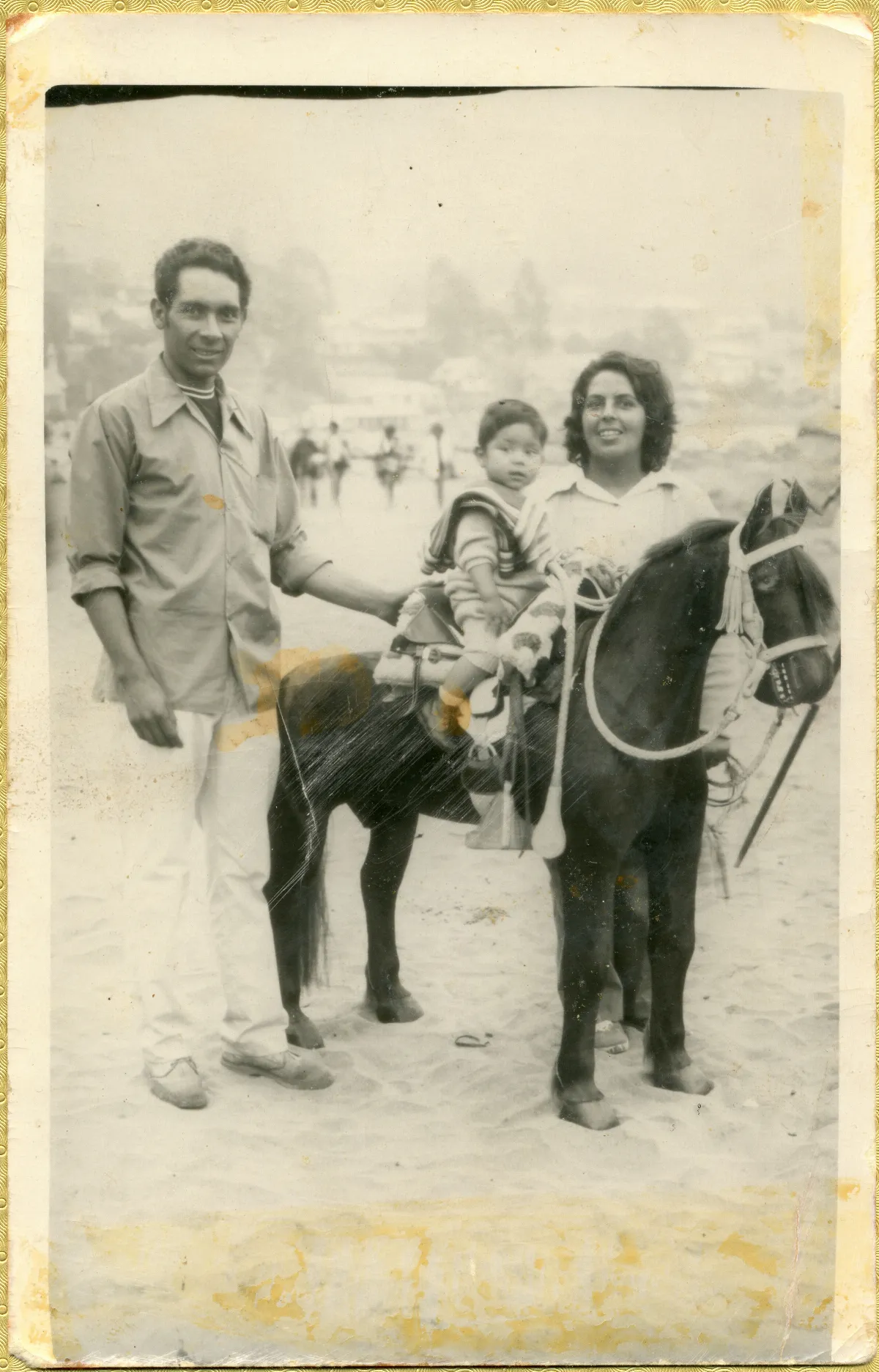 Paseo familiar en la playa — aprox. 1960 | Chile de Ayer