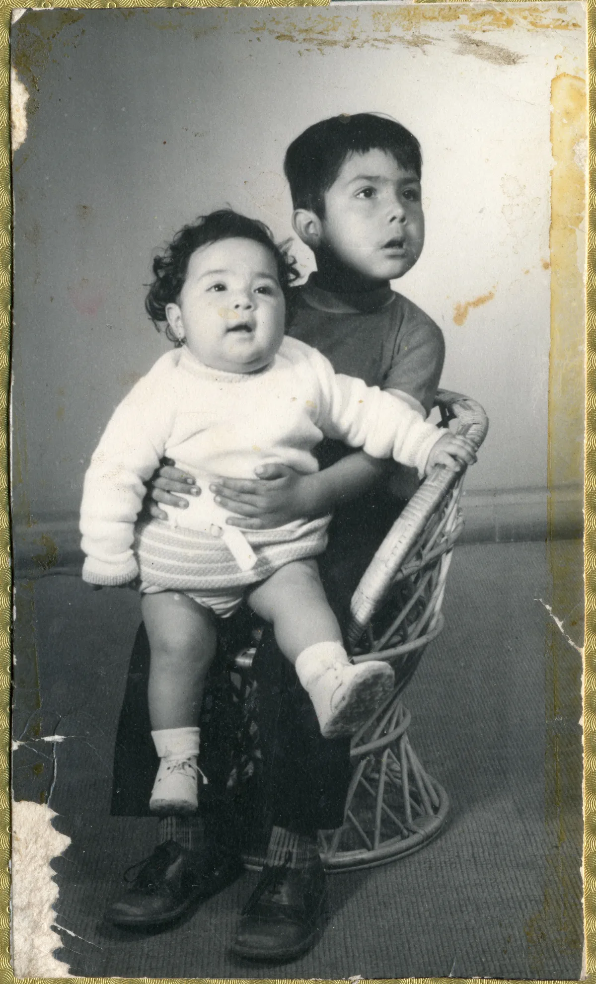 Hermanos en silla de mimbre — aprox. 1960 | Chile de Ayer