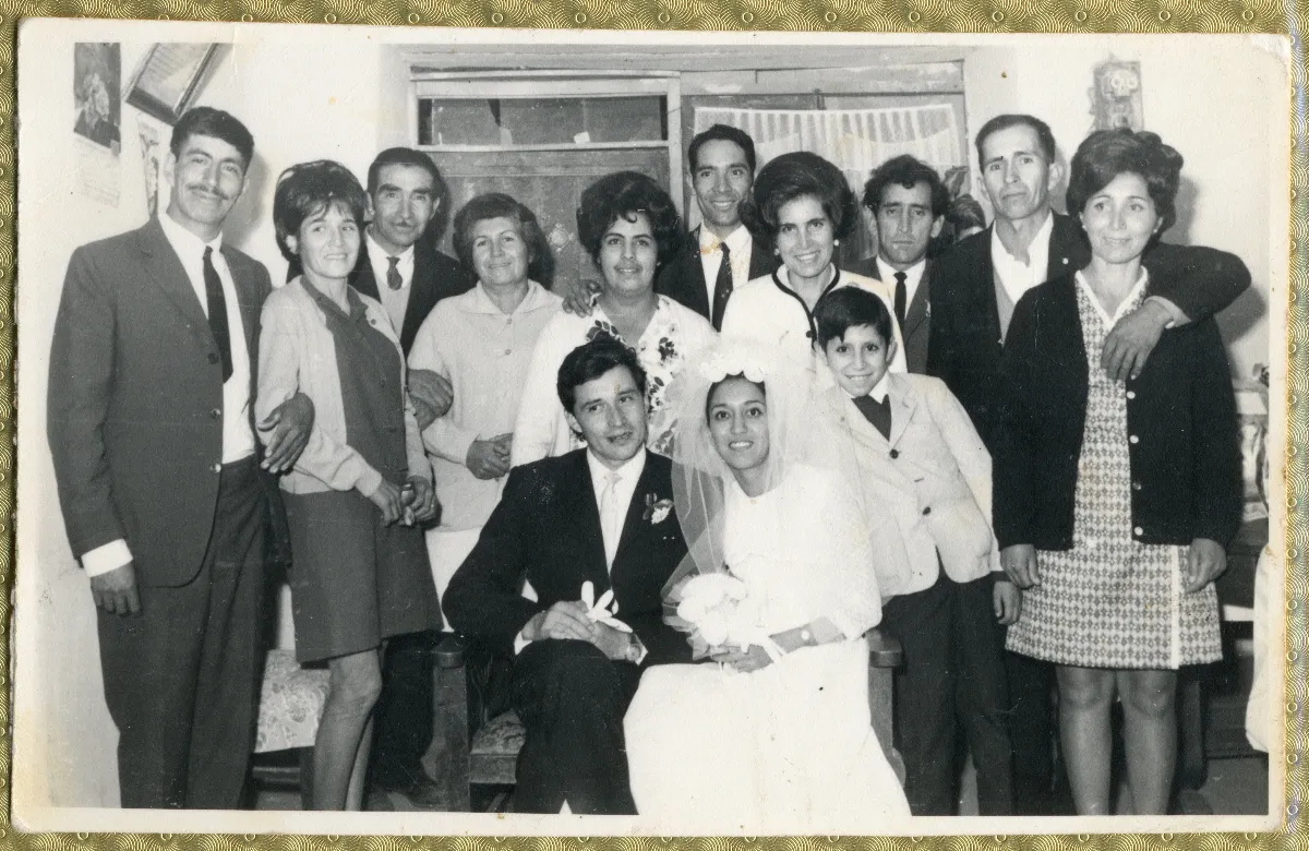 Fotografía de los novios junto a los invitados a la fiesta de matrimonio — aprox. 1960 | Chile de Ayer