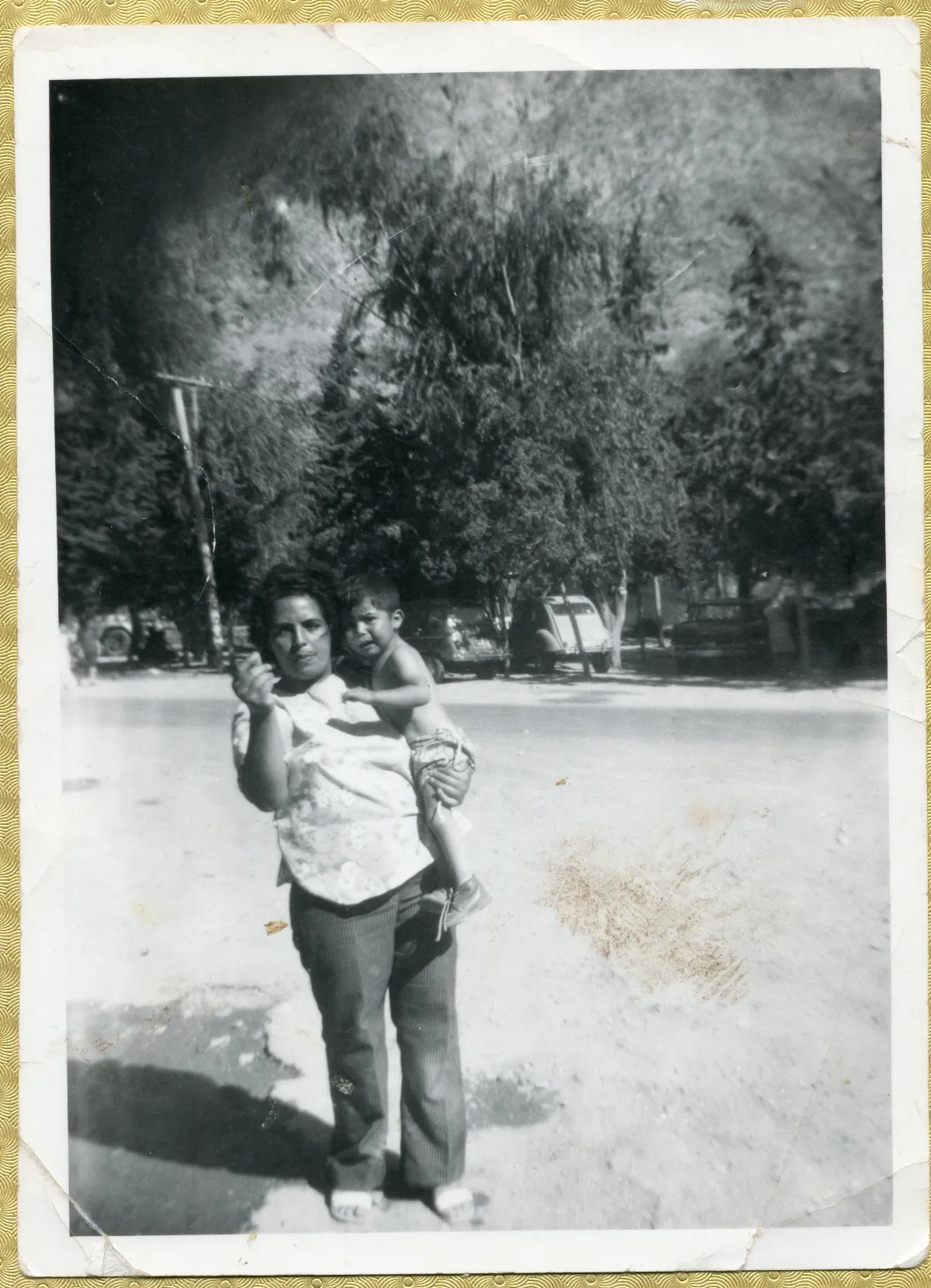 Madre con su hijo — aprox. 1960 | Chile de Ayer