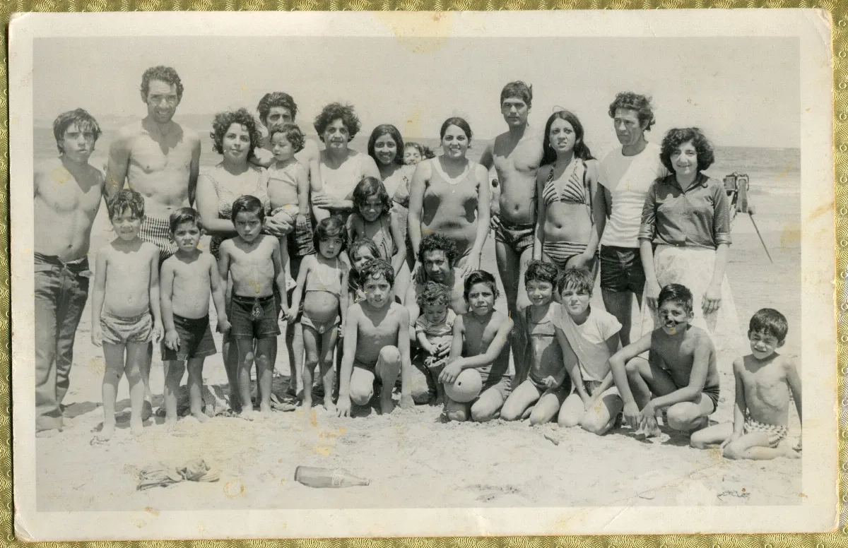 Paseo a la playa con grupo multigeneracional — aprox. 1960 | Chile de Ayer