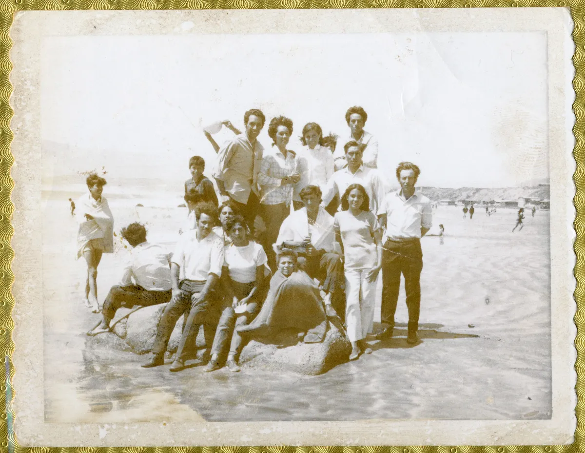 Excursión femenina a la playa, formación grupal — aprox. 1960 | Chile de Ayer