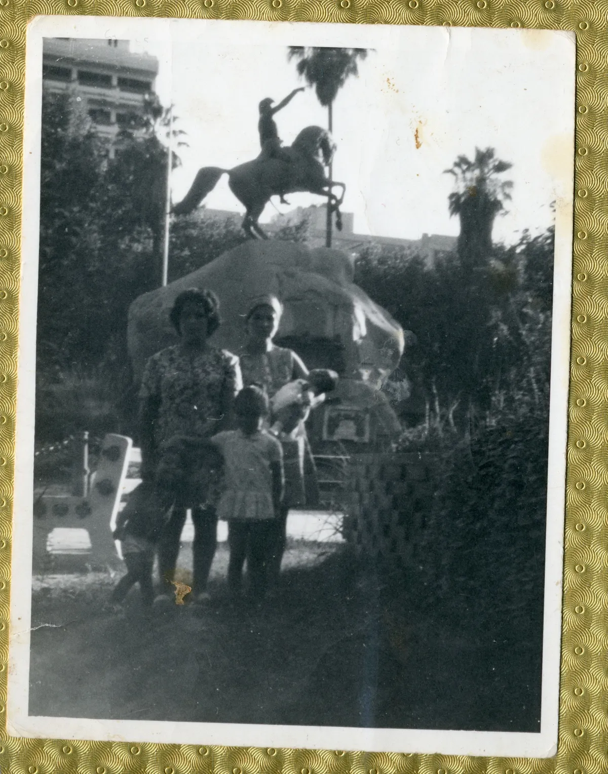 Familia en jardín con escultura acróbata — aprox. 1960 | Chile de Ayer