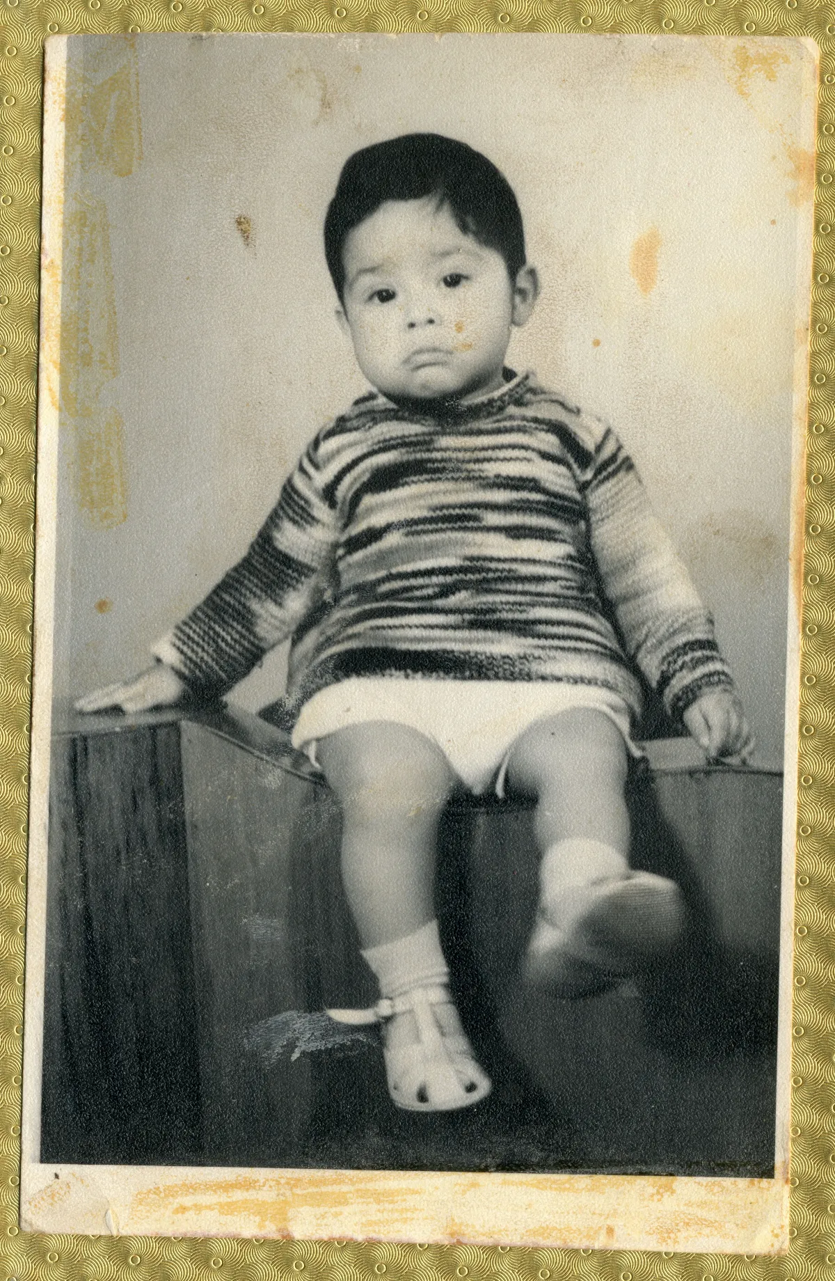 Niño con chaleco a rayas, retrato estudio — aprox. 1960 | Chile de Ayer