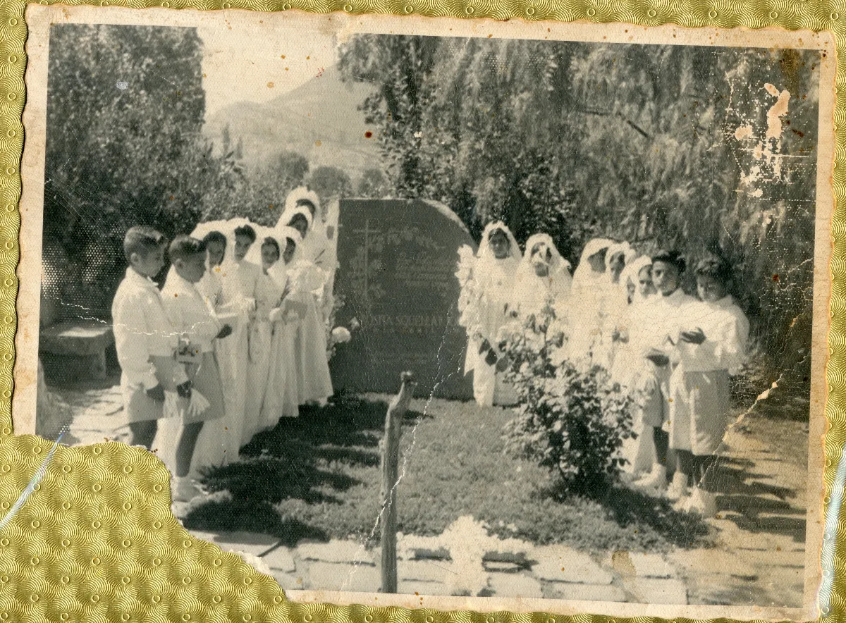 Niños y niñas el día de su primera comunión visitando la tumba de doña Rosa Squella de Jordán — Calle Larga — aprox. 1960 | Chile de Ayer