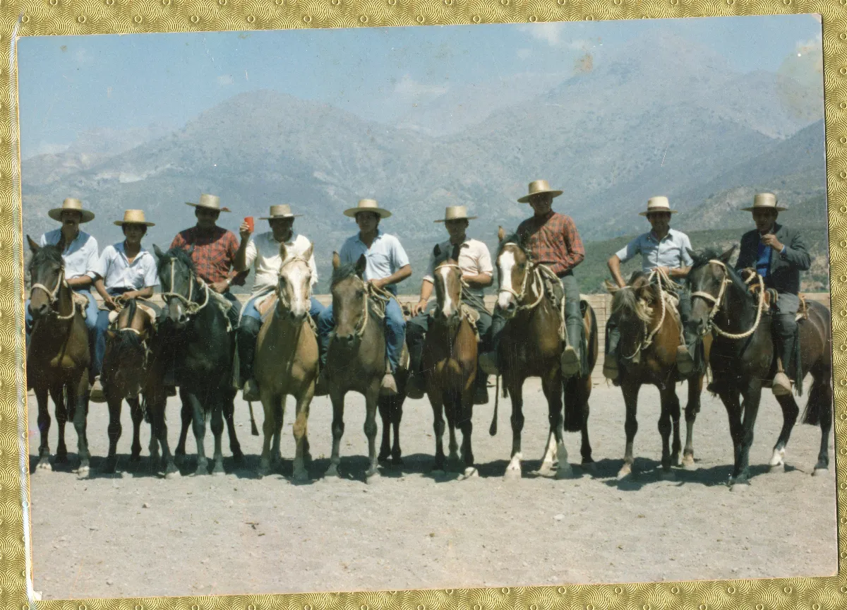 Hombres a caballo — Calle Larga — aprox. 1960 | Chile de Ayer
