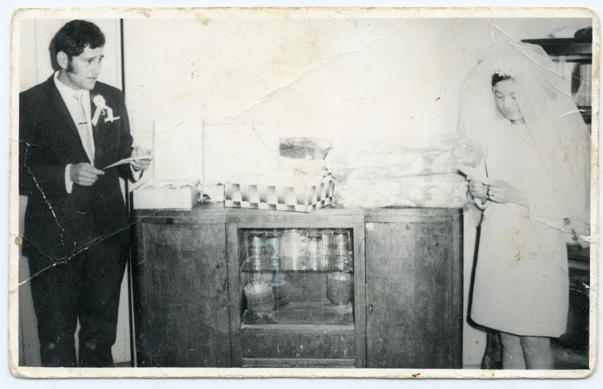 Novios leyendo agradecimientos en fiesta de matrimonio — Calle Larga — 1963 | Chile de Ayer