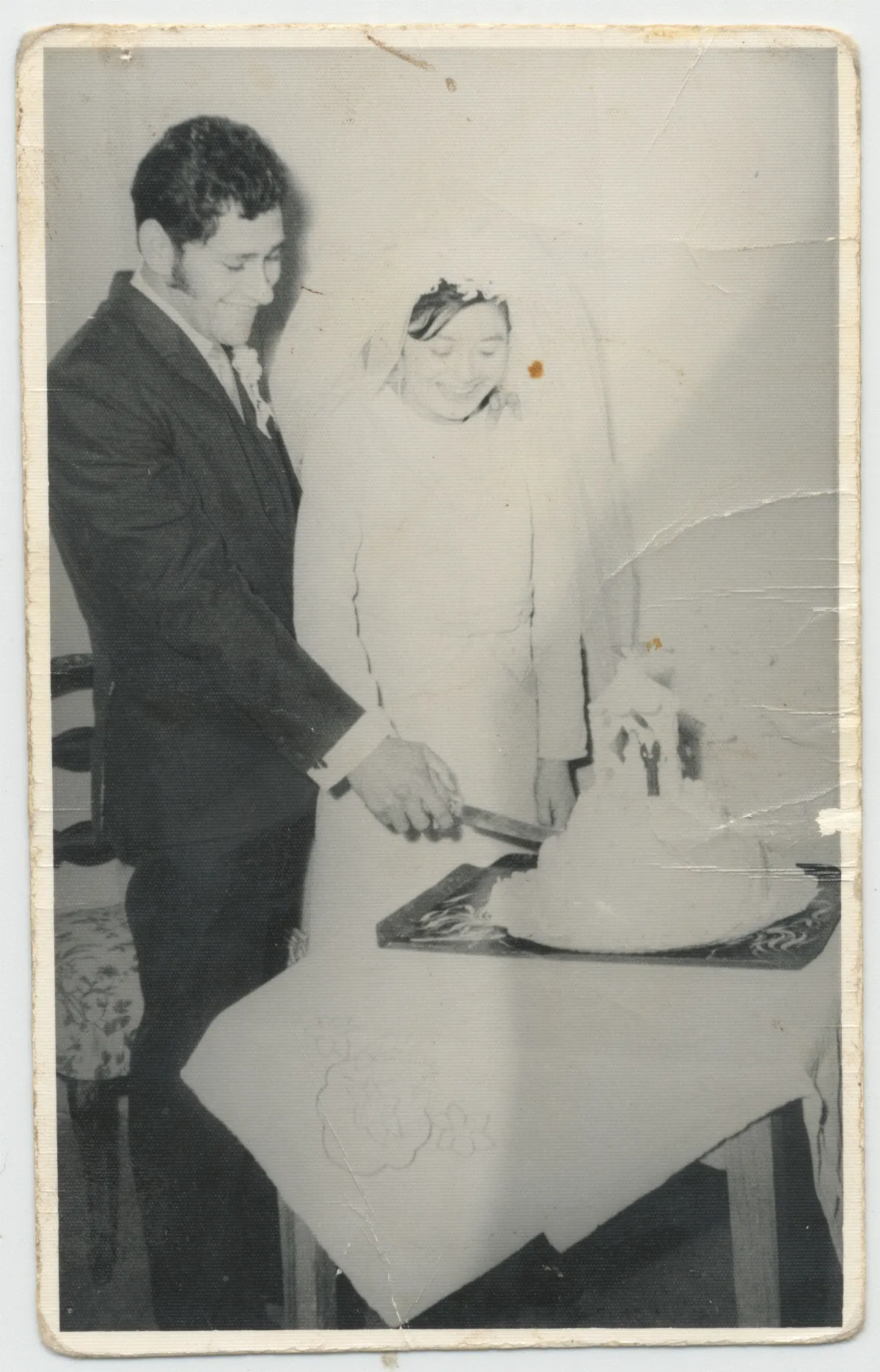 Partiendo la torta de matrimonio — Calle Larga — 1963 | Chile de Ayer