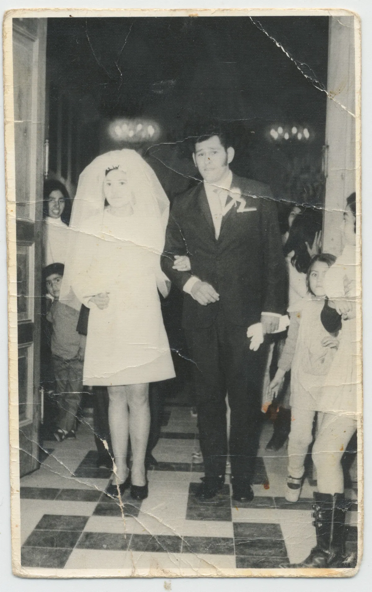 Recién casados en Calle Larga, Santiago 1963 — Calle Larga — 1963 | Chile de Ayer