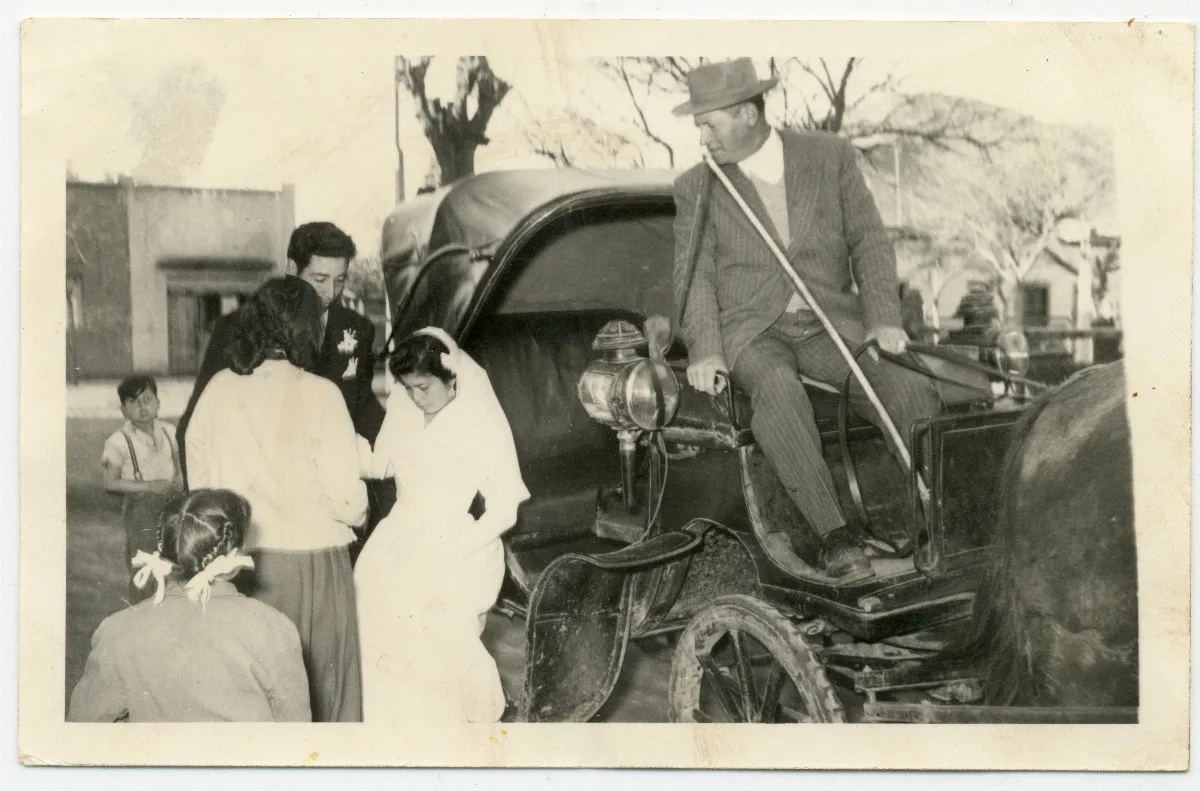 Novia Bajando del Coche — Los Andes — 1960 | Chile de Ayer