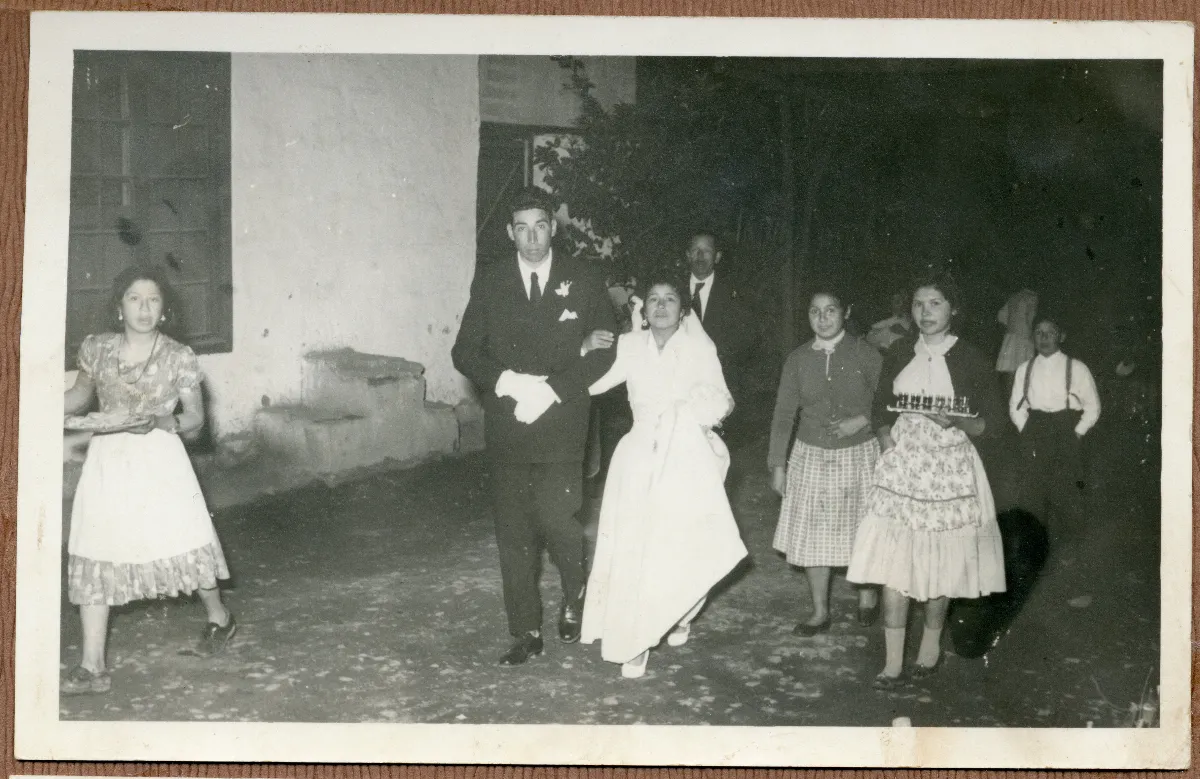 Novios llegando a fiesta de matrimonio — Calle Larga — 1960 | Chile de Ayer