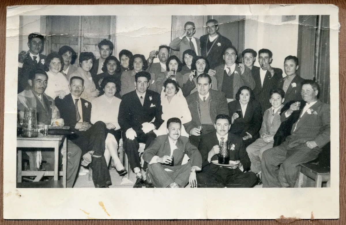 Asitentes al matrimonio de Ana Salinas y Julio Muñoz — Calle Larga — 1960 | Chile de Ayer