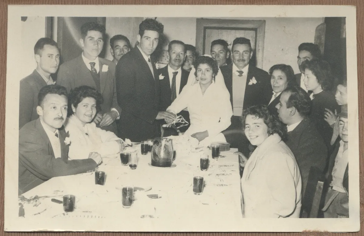 Novios partiendo la torta de matrimonio — Calle Larga — 1960 | Chile de Ayer