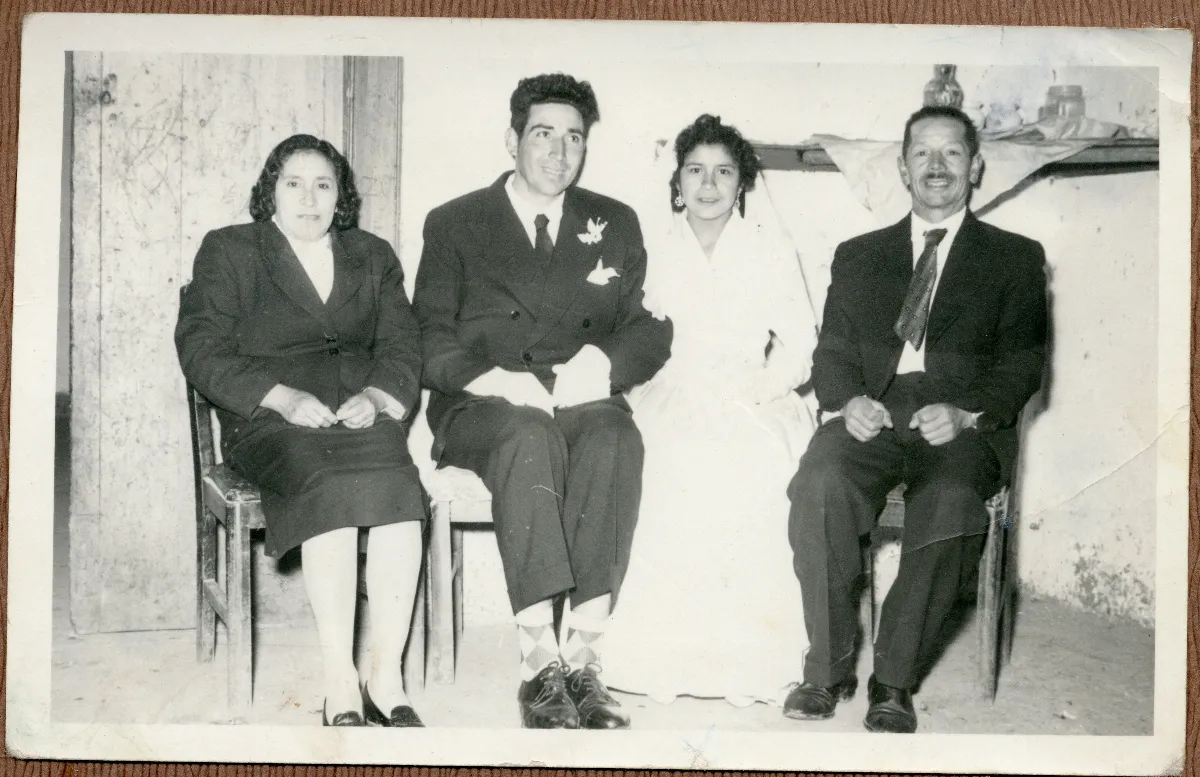 Recien casados junto al los padres de la novia — Calle Larga — 1960 | Chile de Ayer