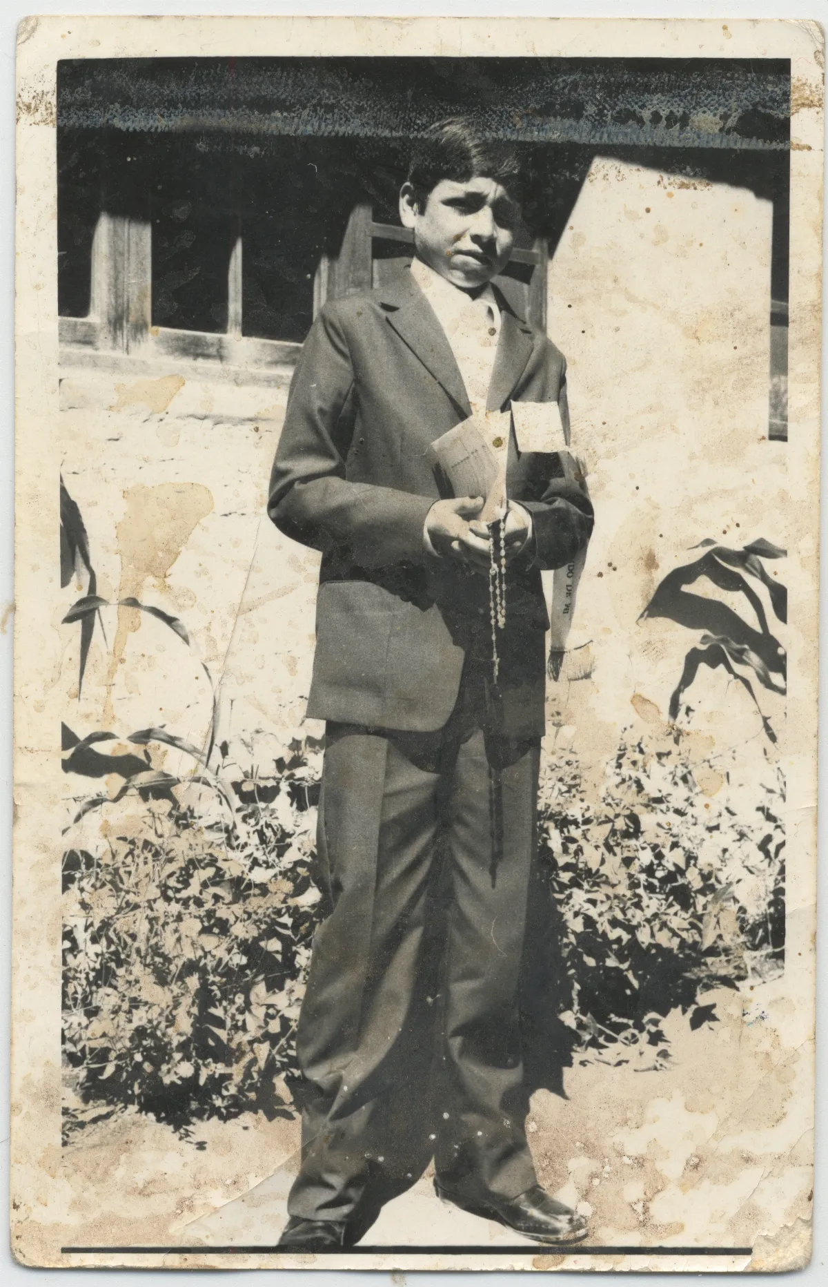 Niño con rosario y misal en jardín — Calle Larga — 1960 | Chile de Ayer