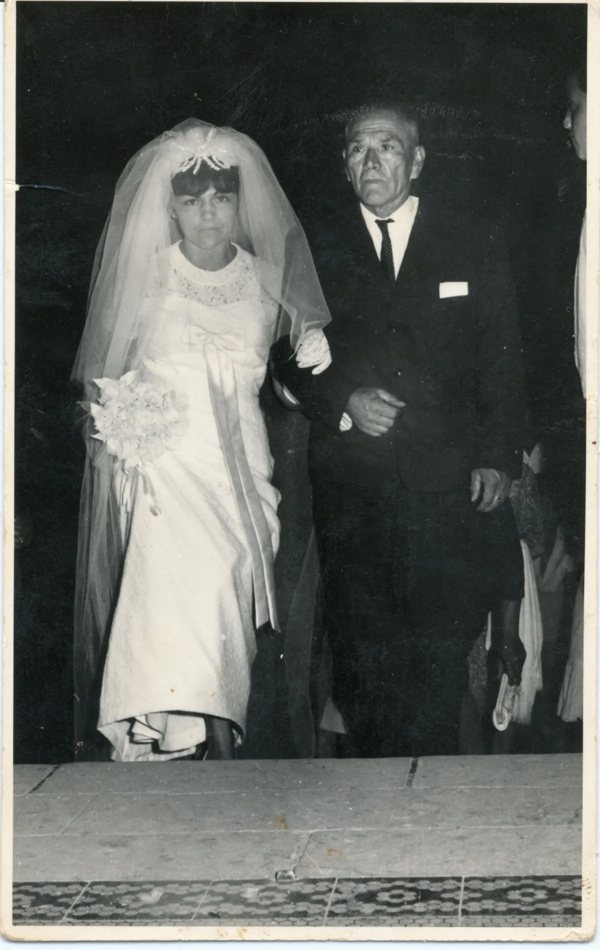 Novia llegando al altar junto a su padre — Calle Larga — 1964 | Chile de Ayer