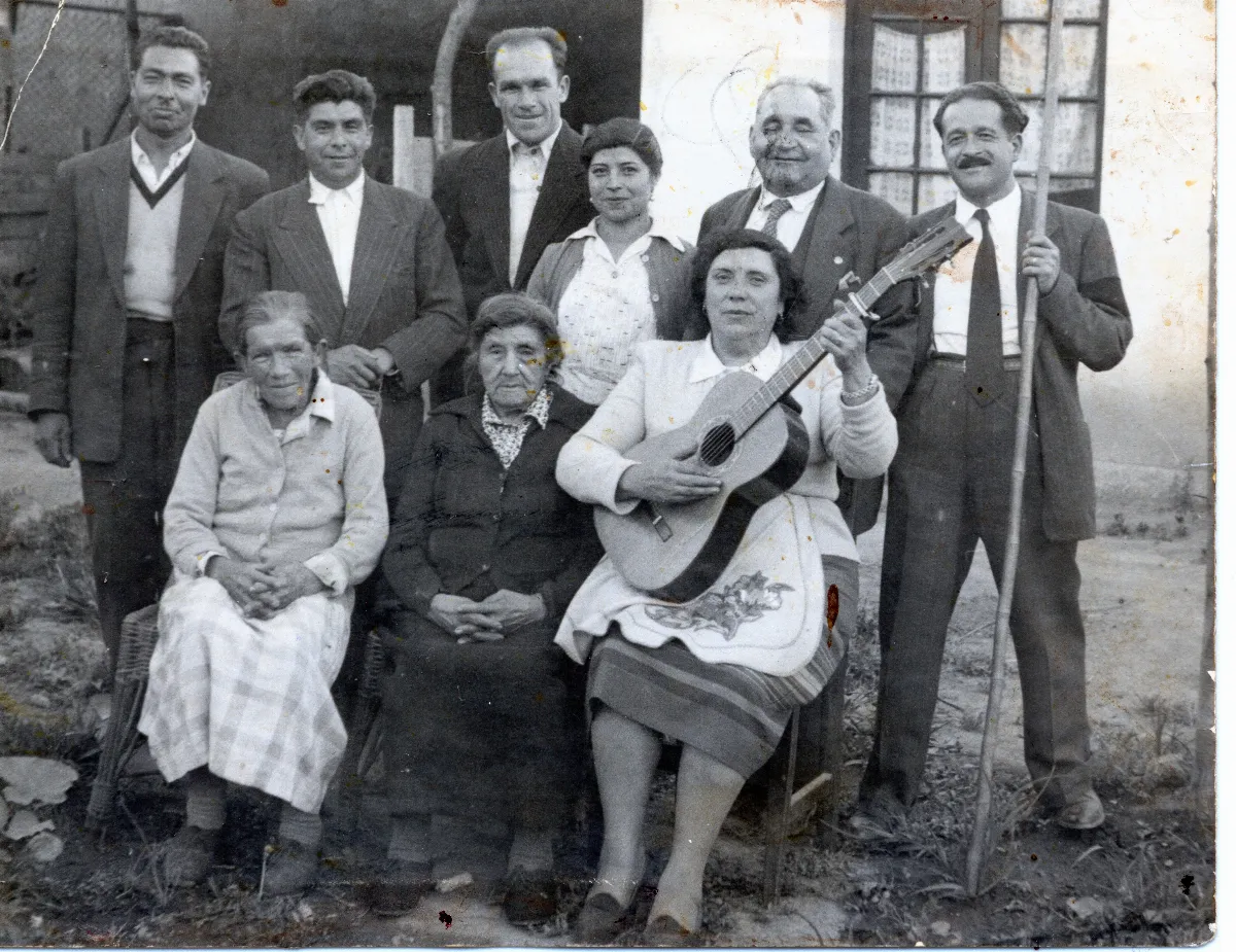 Familia Vergara Berríos con guitarrista, Calle Larga — Calle Larga — 1955 | Chile de Ayer