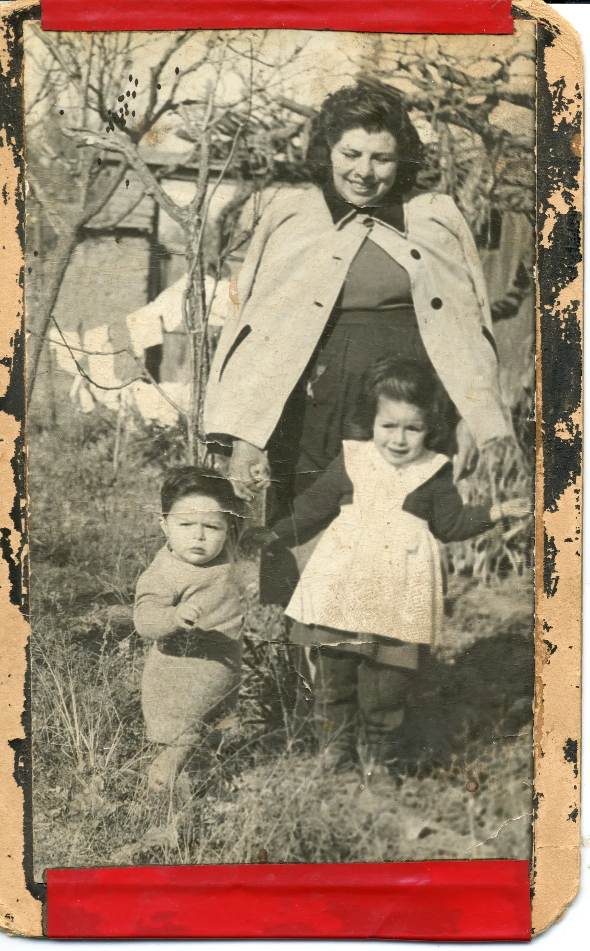 Madre e hijos en Pocuro — Pocuro — 1957 | Chile de Ayer