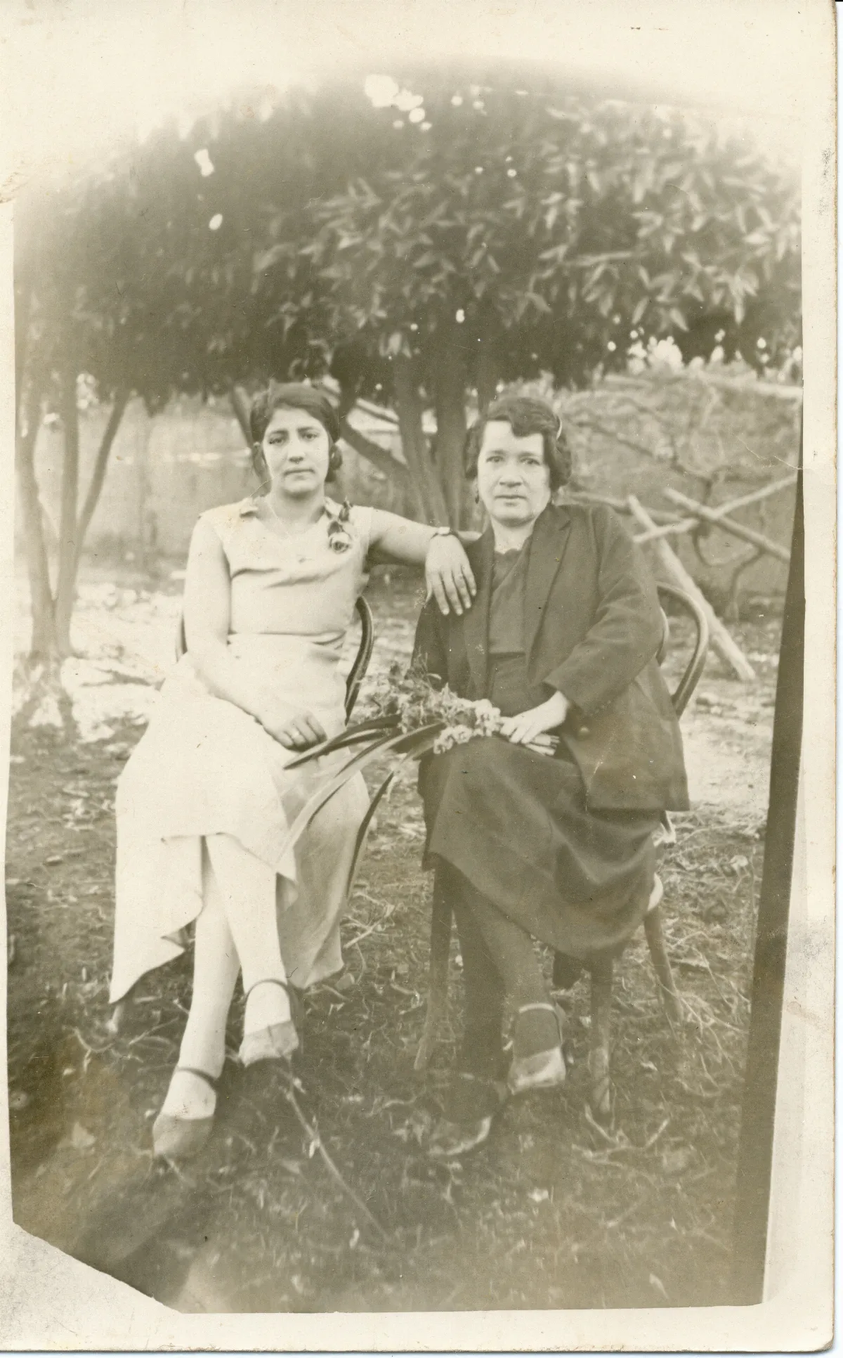 Blanca Elena Clavijo Maturana y su amiga, 1915