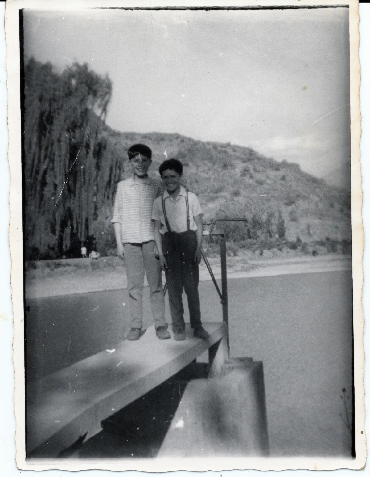 Jóvenes junto a compuertas del Tranque Fundo el Guindal — Calle Larga — 1967 | Chile de Ayer