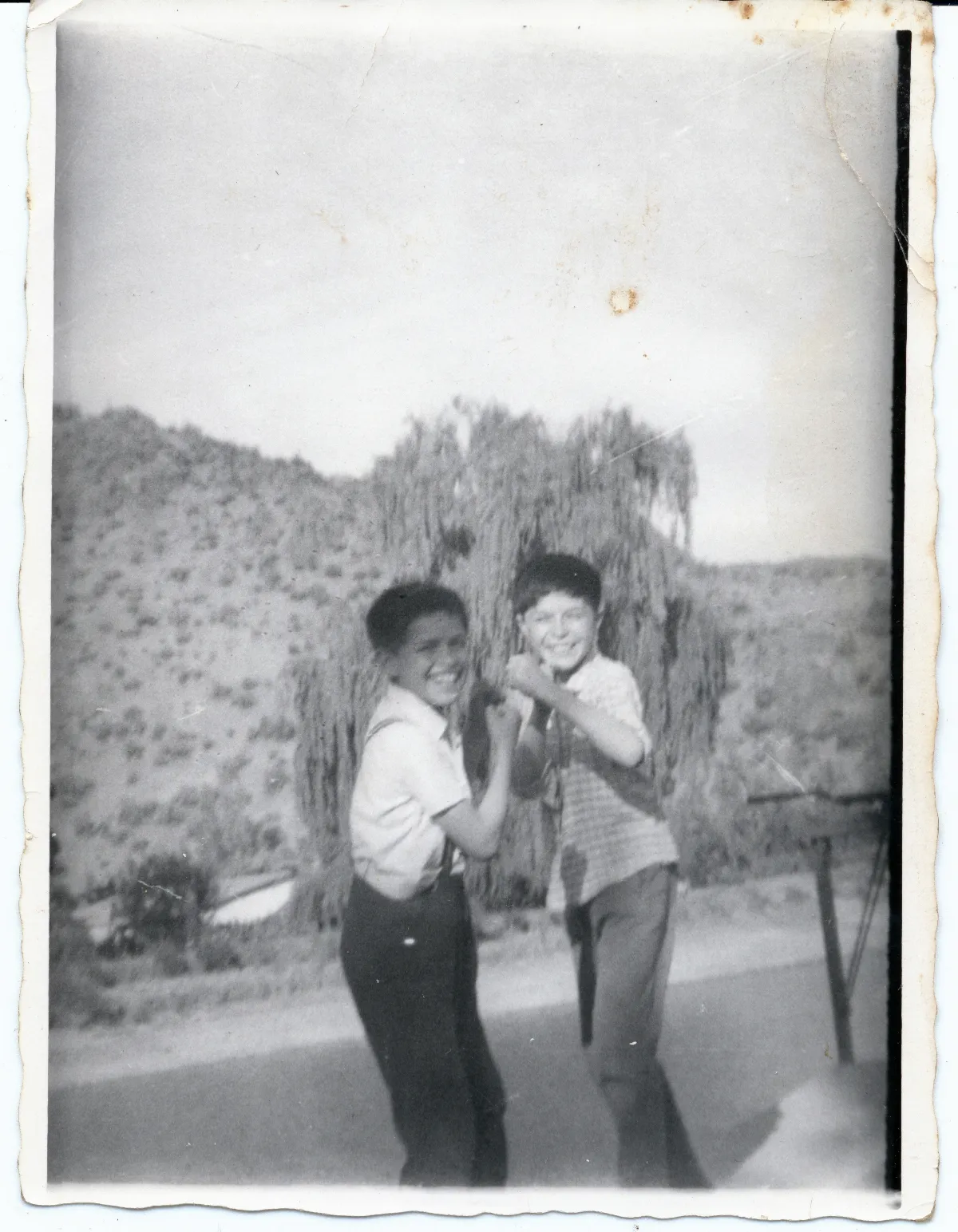 Niños jugando en Tranque Fundo el Guindal — Calle Larga — 1967 | Chile de Ayer