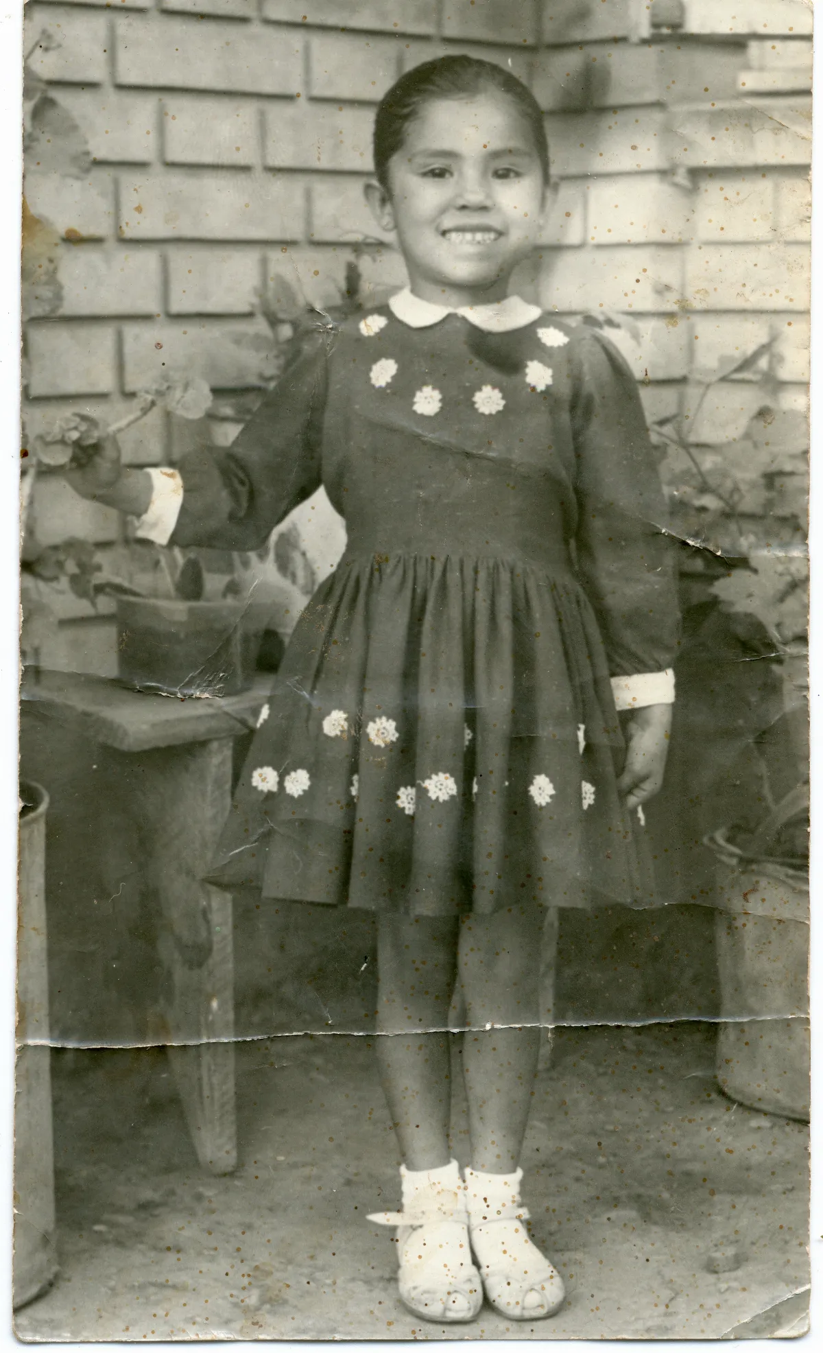 Niña con vestido floreado en Pocuro — Pocuro — 1957 | Chile de Ayer