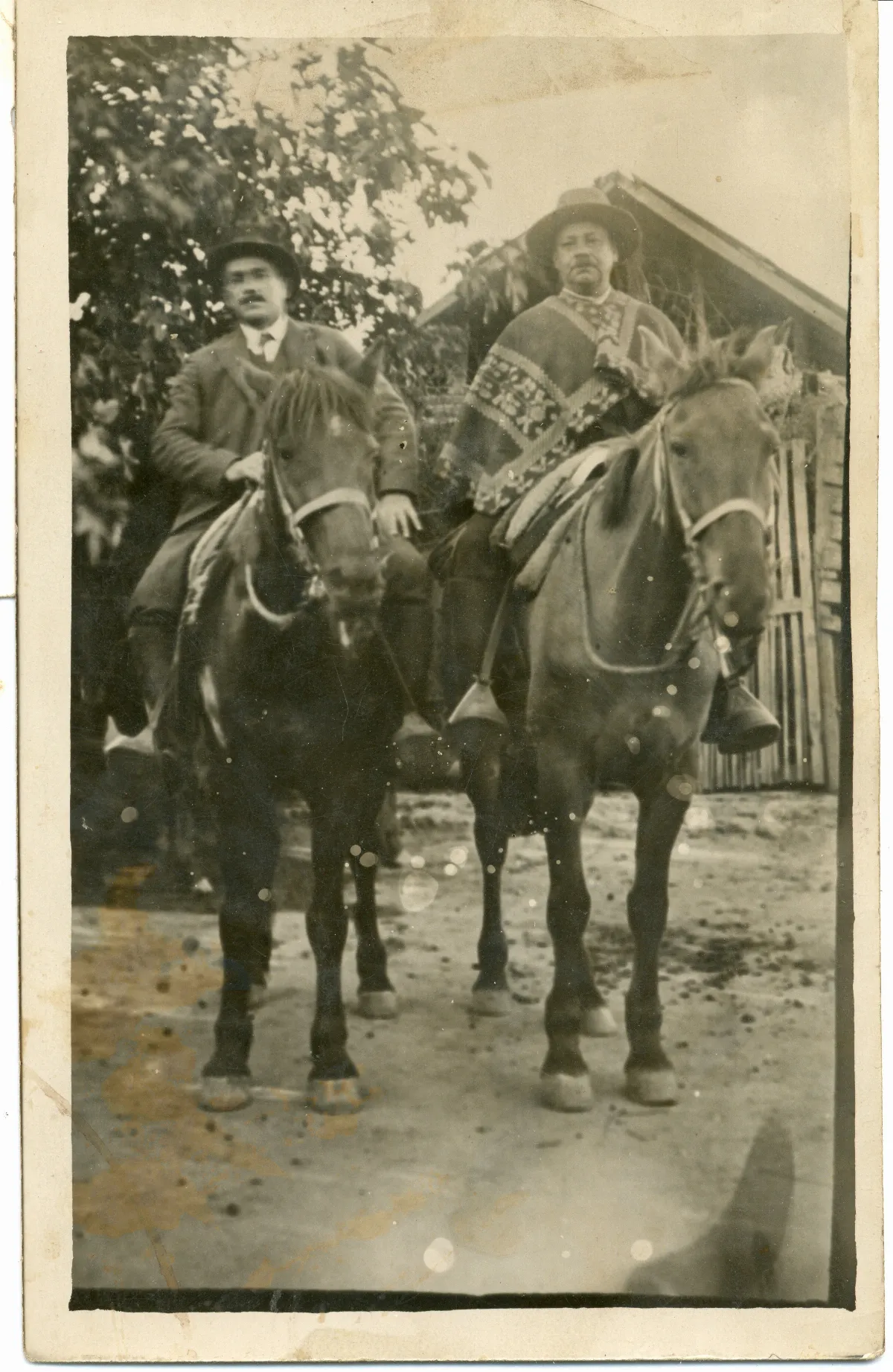 Hombres a caballo — Calle Larga — 1925 | Chile de Ayer