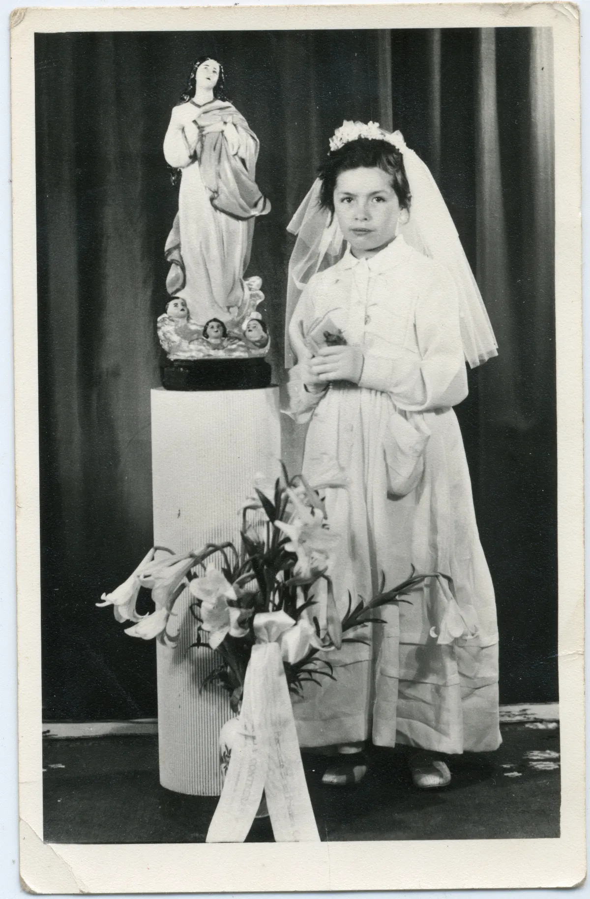 Primera Comunión con estatua de Virgen María, Los Andes — Los Andes — 1964 | Chile de Ayer