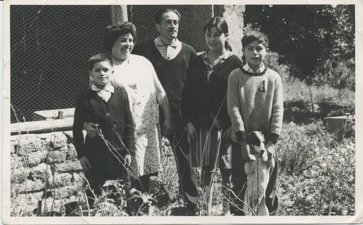 Familia Contreras Vergara y mascota — Pocuro — 1965 | Chile de Ayer