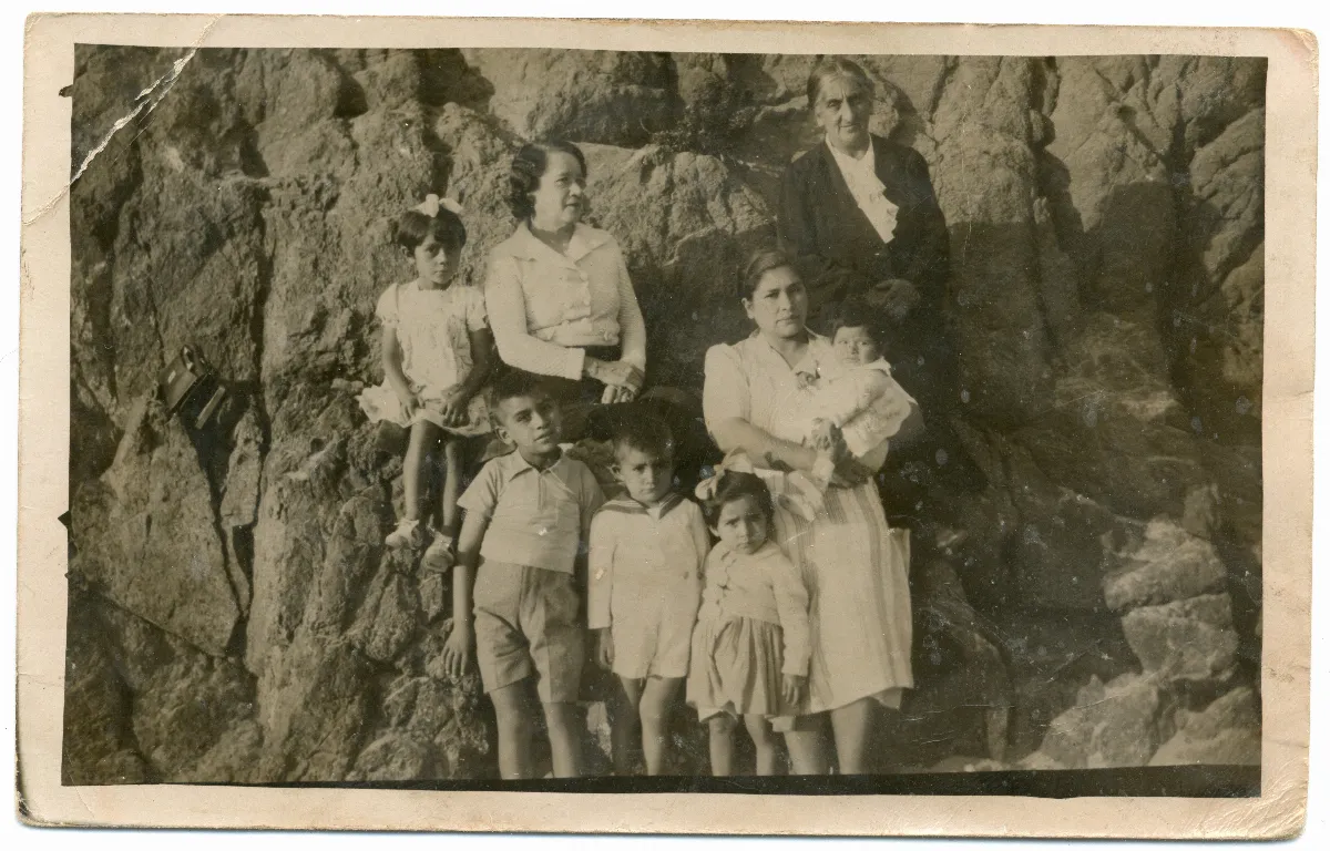 Familia en formación rocosa costera — 1923 | Chile de Ayer