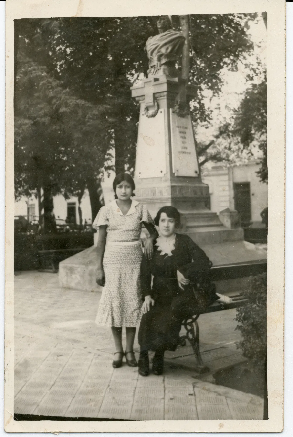 Mujeres en Plaza de Los Andes — Los Andes — 1918 | Chile de Ayer