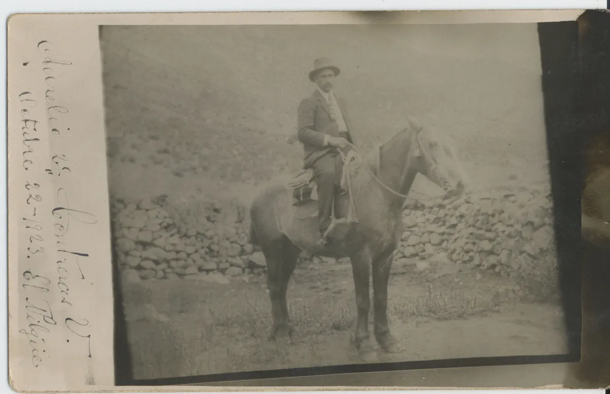 Hombre a caballo — Calle Larga — 1923 | Chile de Ayer