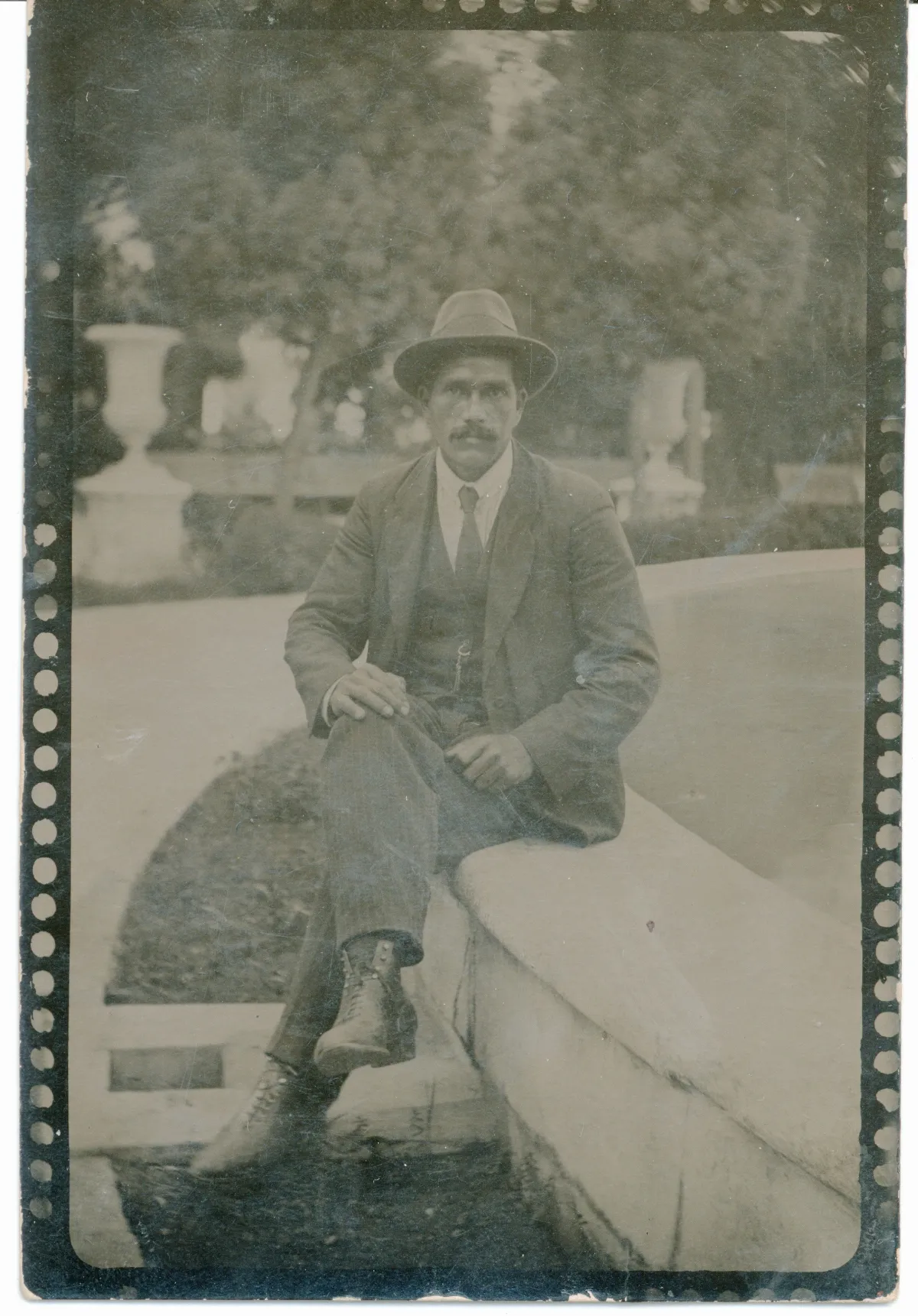 Hombre en Plaza de Los Andes — Los Andes — 1915 | Chile de Ayer