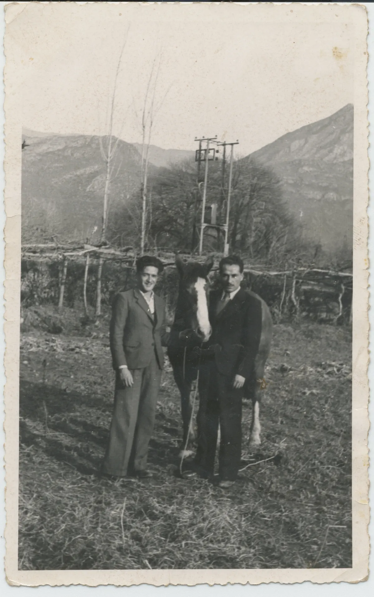 Padre e hijo junto a un caballo en casa de campo, 1935