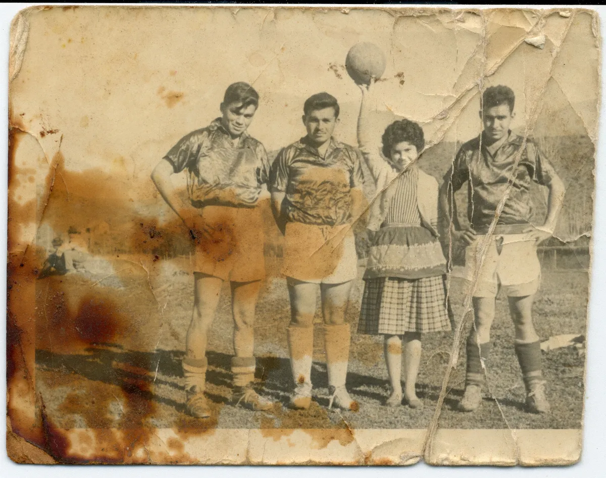 Jugadores de futbol y hermana — Pocuro — 1963 | Chile de Ayer
