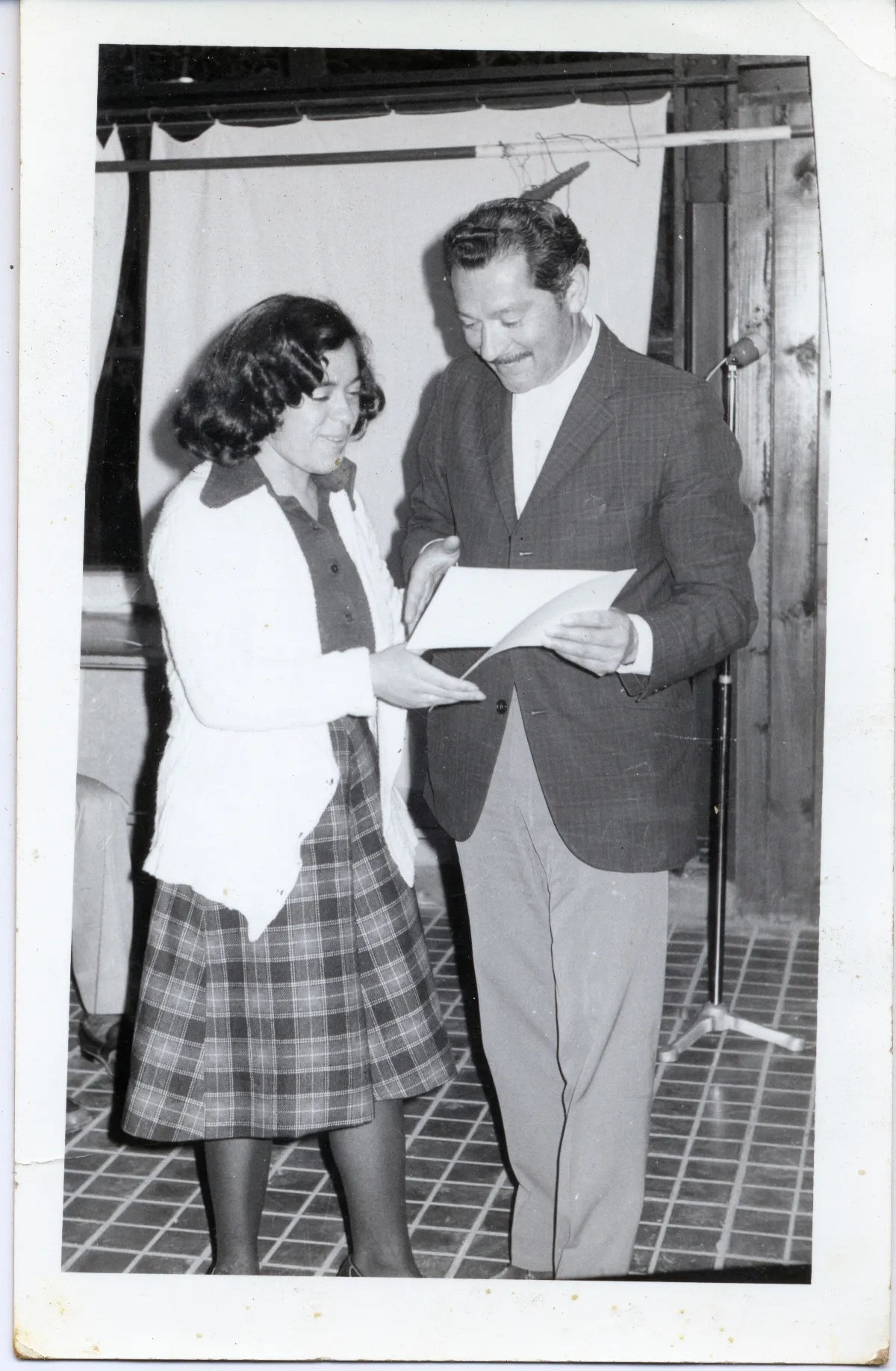 Entrega de dipoloma de estudios — Los Andes — 1970 | Chile de Ayer