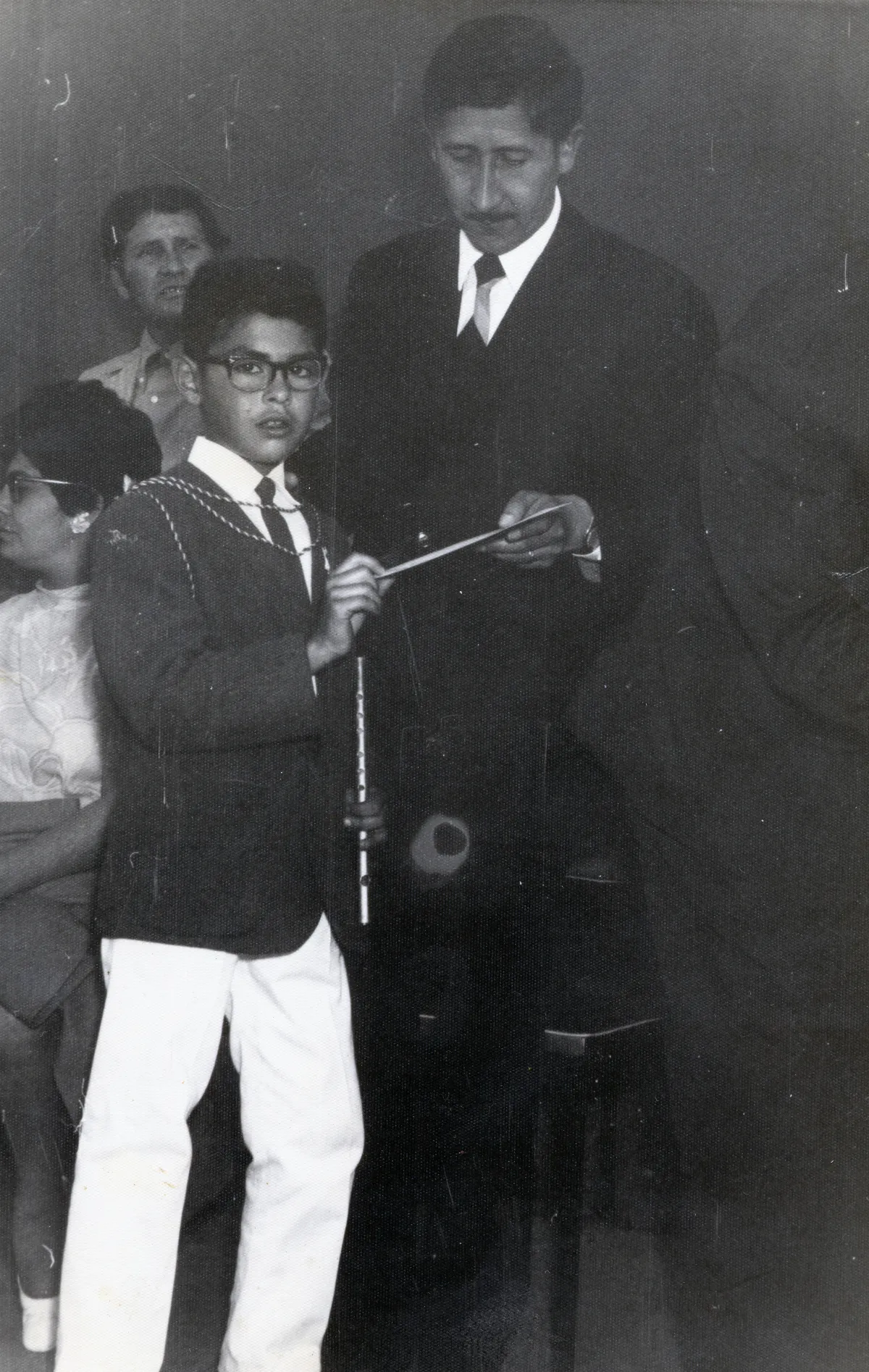 Musico de la banda de guerra recibiendo diploma — Calle Larga — aprox. 1960 | Chile de Ayer