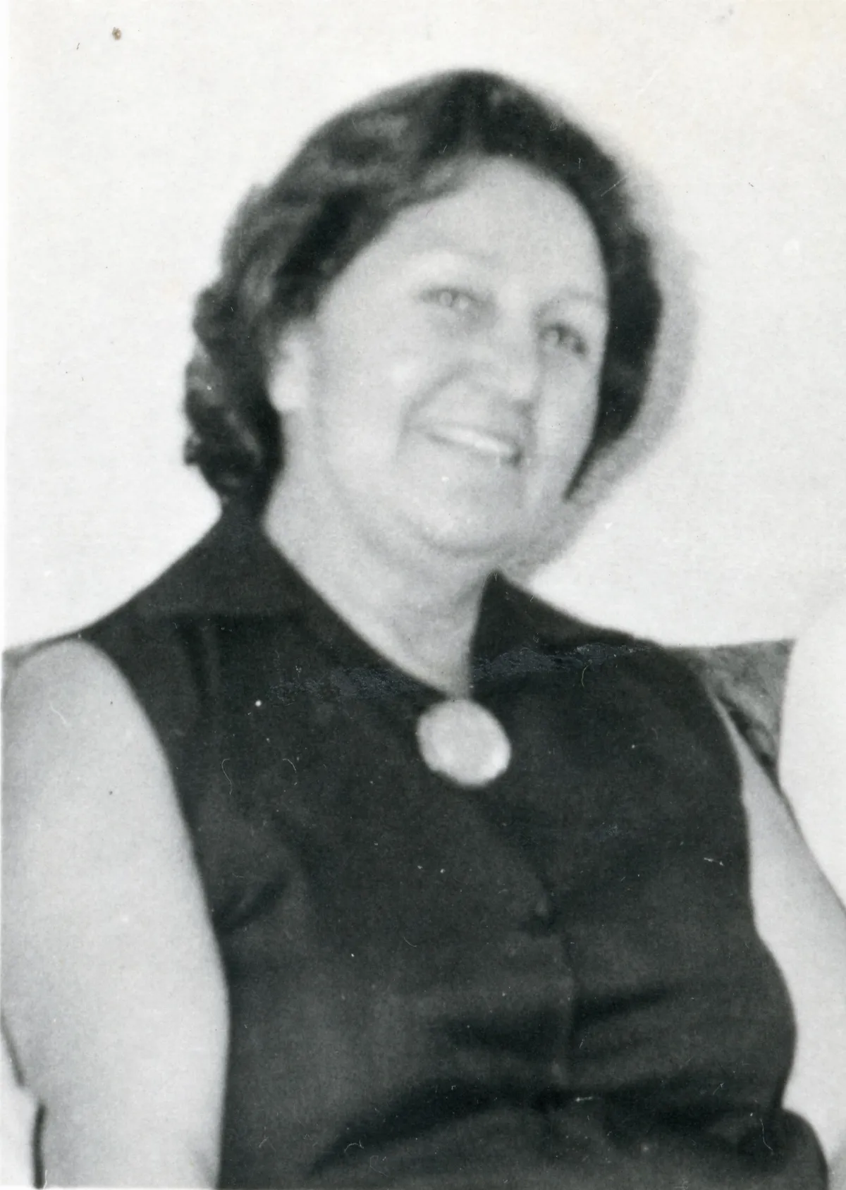 Retrato de mujer con broche circular, Calle Larga — Calle Larga — aprox. 1960 | Chile de Ayer