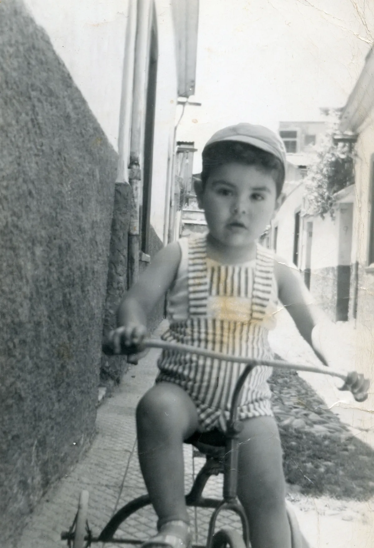 Niño en triciclo — Calle Larga — aprox. 1960 | Chile de Ayer