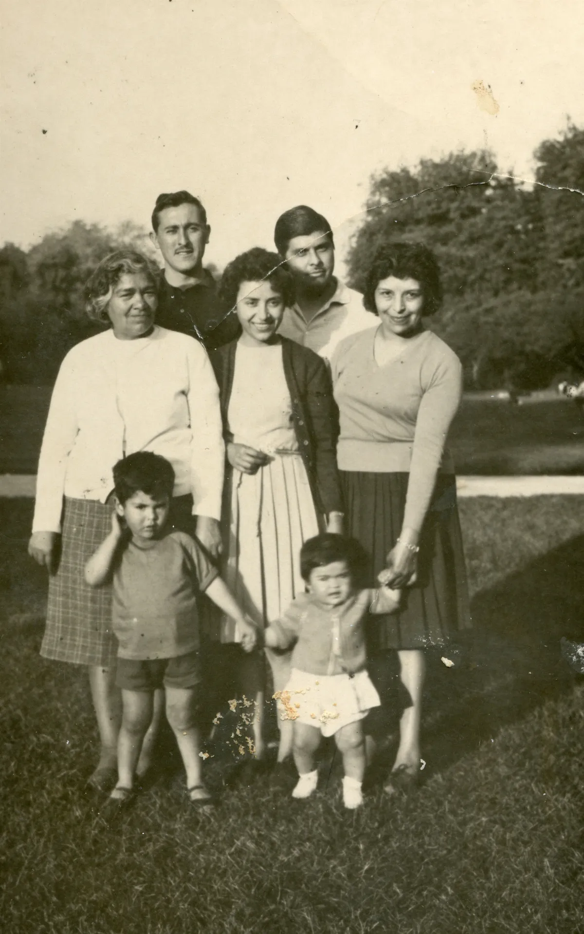 Familia multigeneracional en parque, Calle Larga — Calle Larga — aprox. 1960 | Chile de Ayer