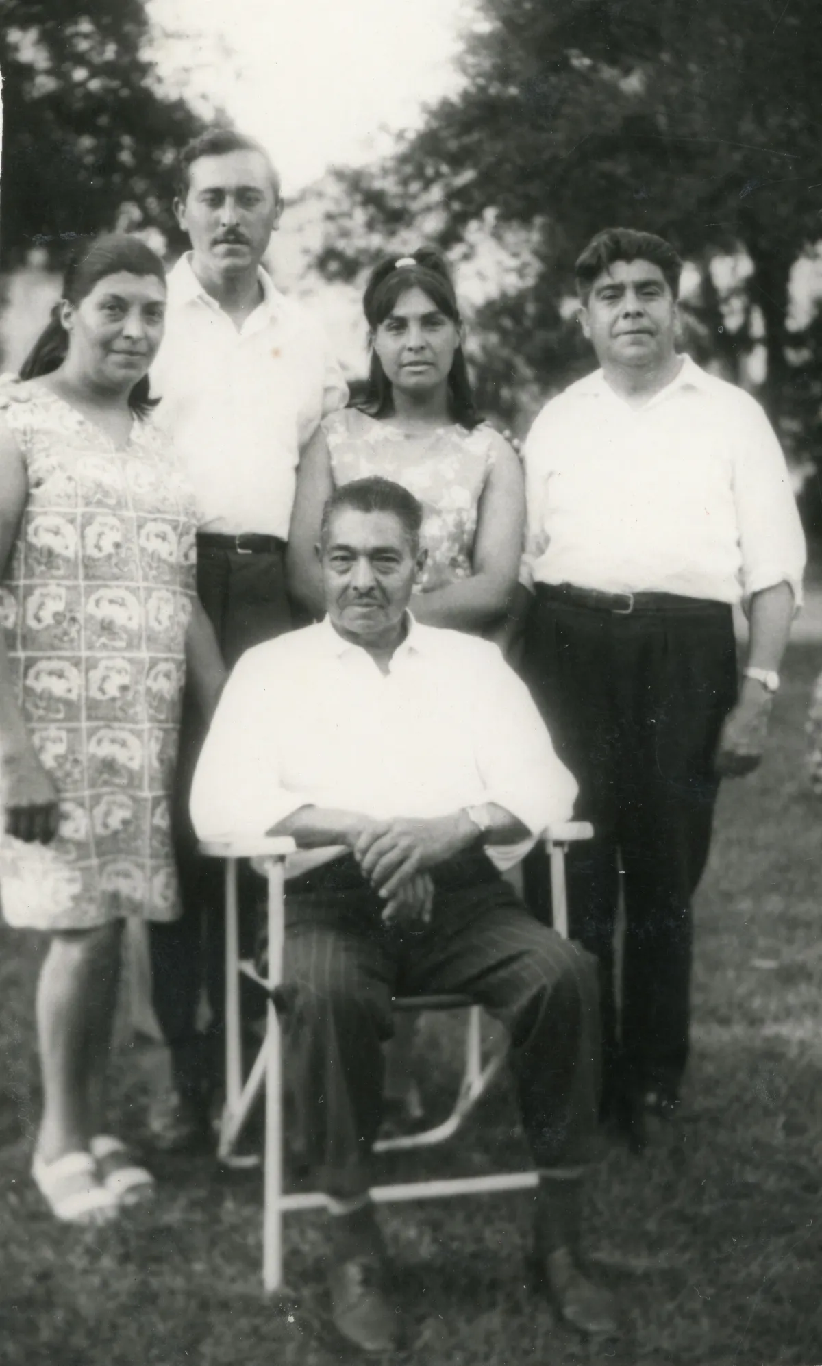 Familia posada en jardín de Calle Larga — Calle Larga — aprox. 1960 | Chile de Ayer