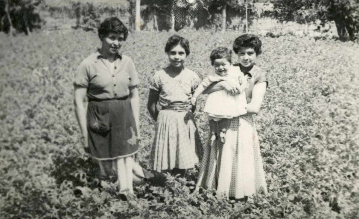 Mujeres jóvenes en huerto de Pocuro — Pocuro — aprox. 1960 | Chile de Ayer