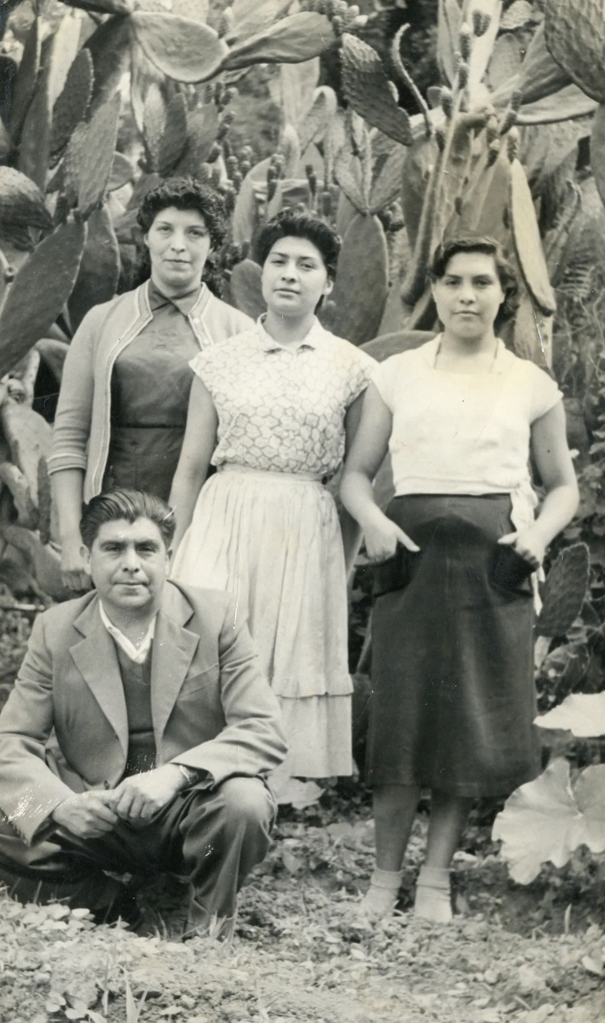 Familia en huerta de nopal, Pocuro — Pocuro — aprox. 1960 | Chile de Ayer